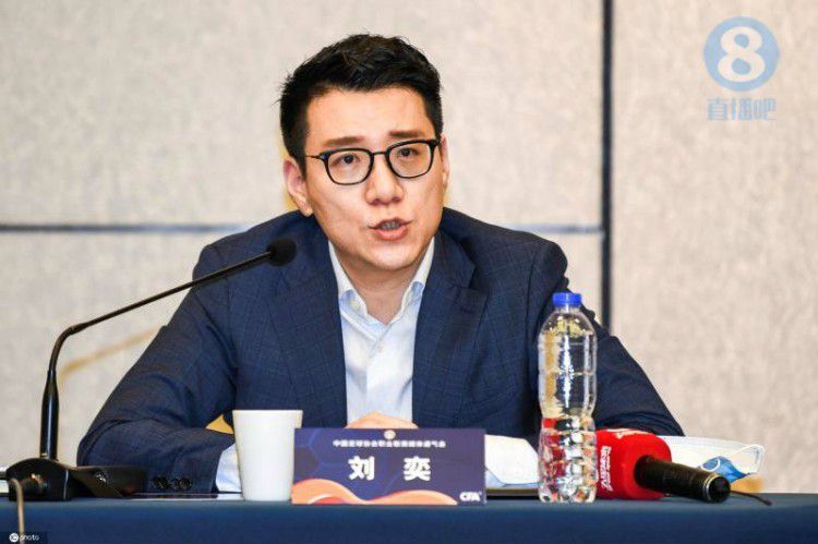 Hala是父亲的自豪，她尽职尽责、有学术先天，可以或许奇妙地把握她在芝加哥的青少年社交糊口、和作为巴基斯坦移平易近的独生后代的义务。但是跟着高中结业的邻近，Hala 碰到了芳华期的懊恼。她碰到同班级热忱弥漫的滑板男孩 Jesse，但这段浪漫的豪情，却因崇奉和包揽婚姻的传统而变得复杂。起头挑战这些风俗，将本身的糊口与怙恃解绑，这无疑是对本身气力与呐喊的一次重年夜考验。